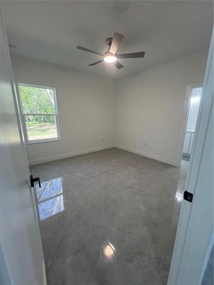 Empty room, Interior