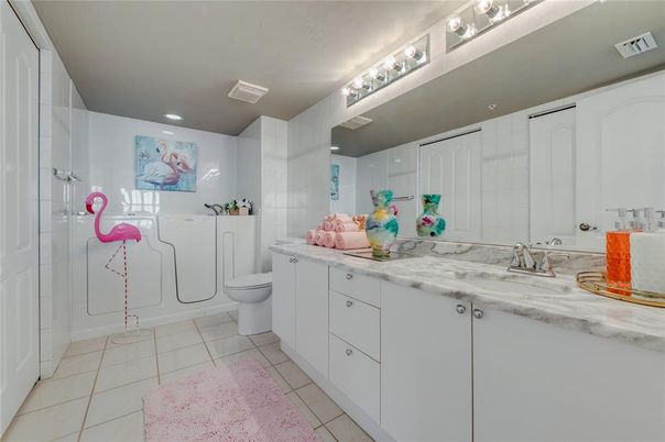 Bathroom, Dual Sink Vanities, Interior, Recessed Lighting