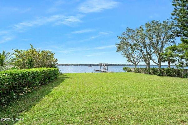 Exterior, Lake