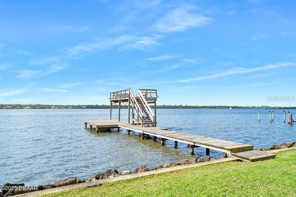 Exterior, Lake