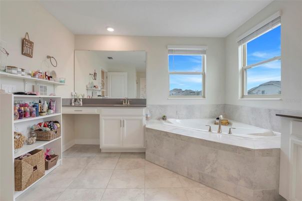Bathroom, Dual Sink Vanities, Interior, Recessed Lighting