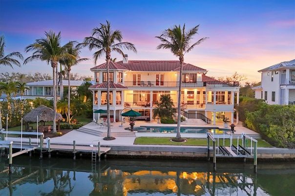 Exterior, Lake
