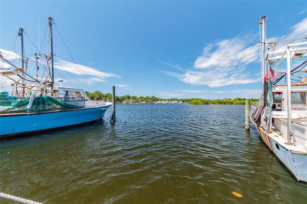 Exterior, Lake