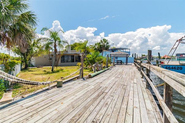 Exterior, Lake