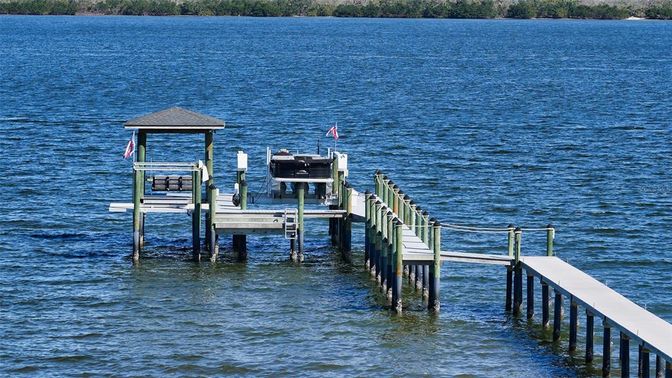 Exterior, Lake
