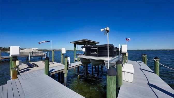 Exterior, Lake