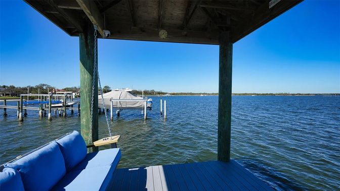 Exterior, Lake