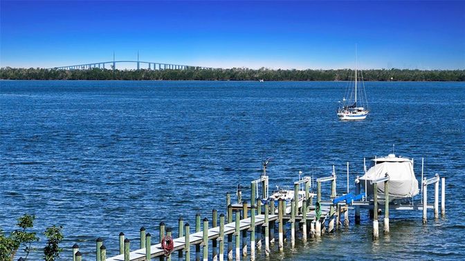 Exterior, Lake