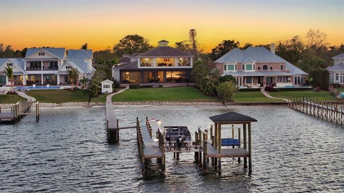 Exterior, Lake