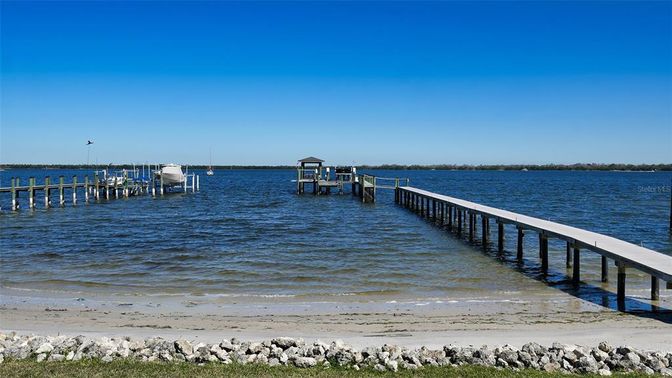 Exterior, Lake