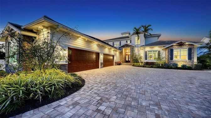 Attached, Exterior, Facade, Mediterranean