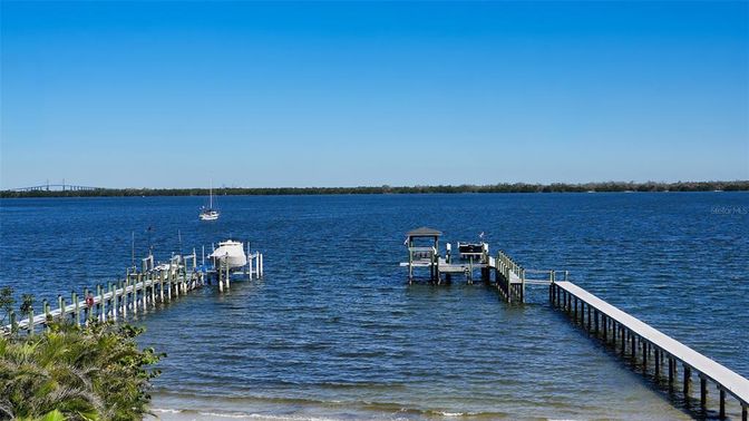 Exterior, Lake
