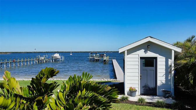 Exterior, Lake