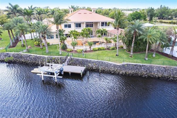 Exterior, Lake