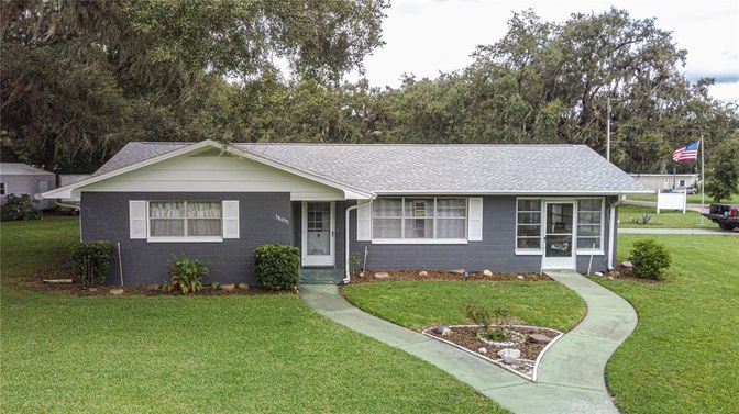 Exterior, Facade, Ranch