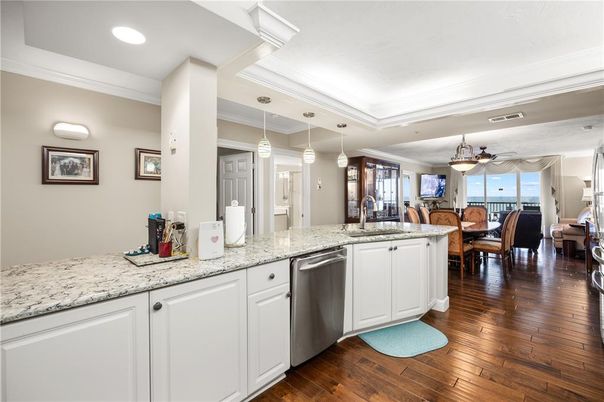 Dining room, Interior, Kitchen, Pendant Lights, Recessed Lighting, Wood Texture Flooring