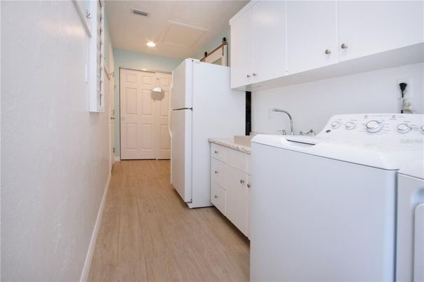 Interior, Recessed Lighting, Washer, Wood Texture Flooring