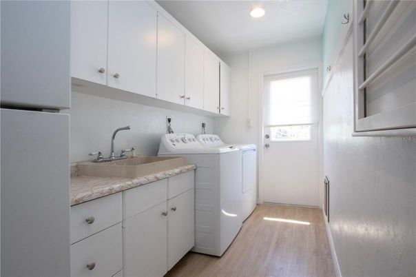 Interior, Recessed Lighting, Washer, Wood Texture Flooring