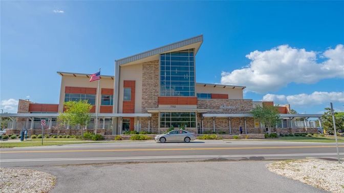 Attached, Exterior, Facade, Modern