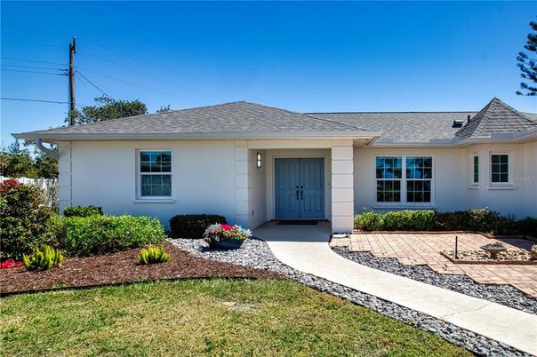 Exterior, Facade, Ranch