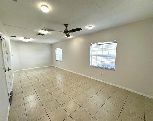 Empty room, Interior
