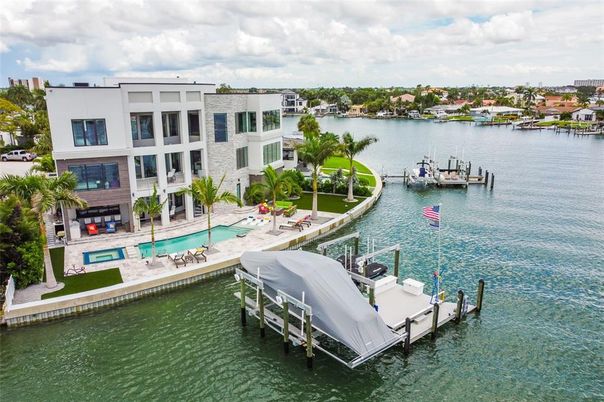 Exterior, Lake