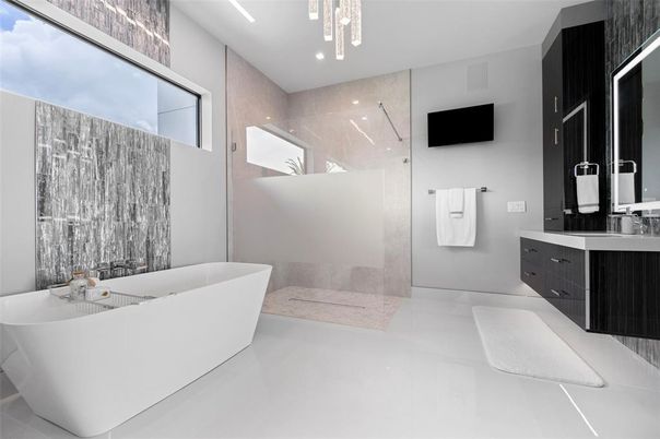 Bathroom, Free Standing Baths, Interior, Pendant Lights, Recessed Lighting
