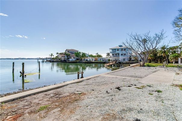 Exterior, Lake