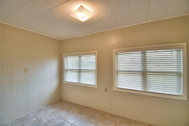 Empty room, Interior