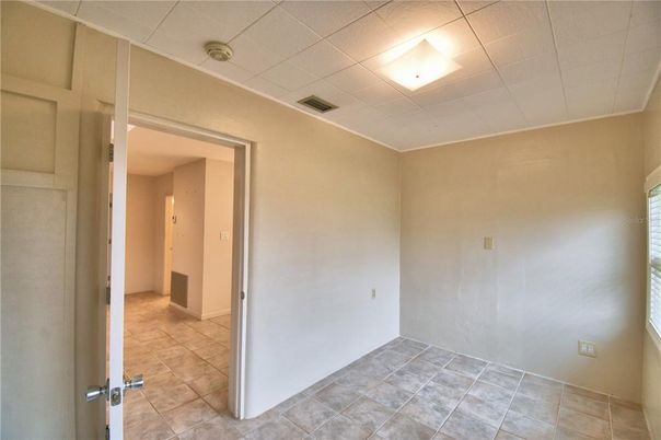 Empty room, Interior