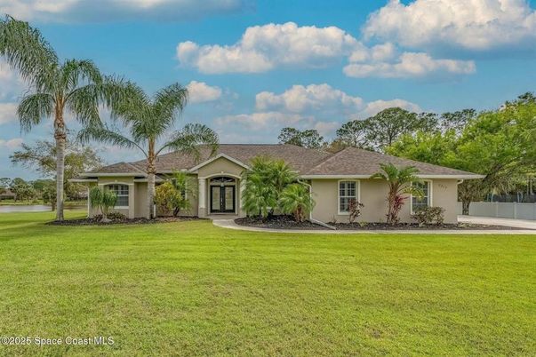 Backyard, Exterior, Facade, Ranch