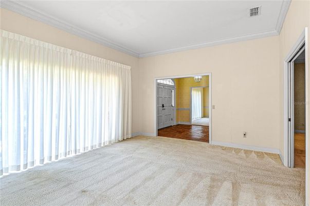 Empty room, Interior