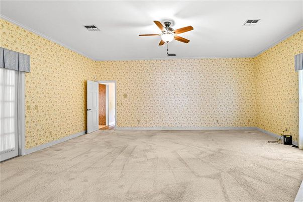 Empty room, Interior