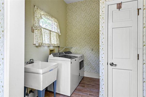 Interior, Washer, Wood Texture Flooring