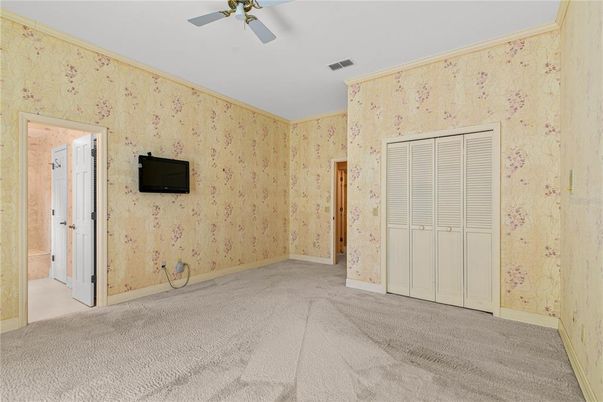 Empty room, Interior