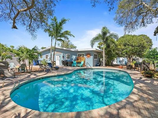 Exterior, Pool