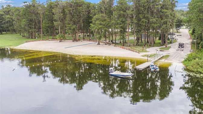 Exterior, Lake