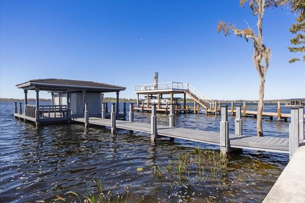 Exterior, Lake