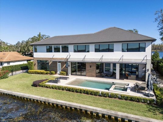 Exterior, Facade, Pool, Modern