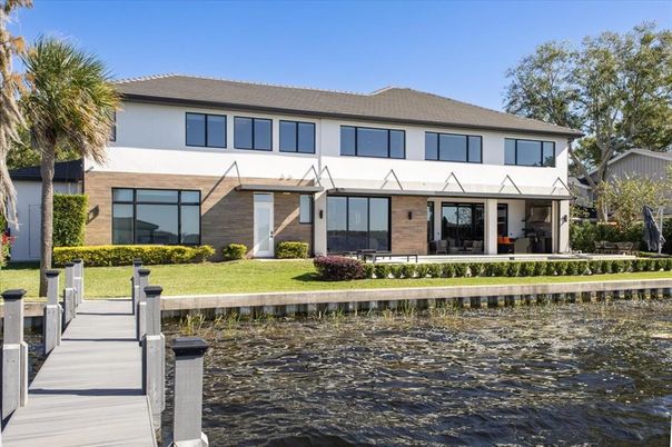 Exterior, Facade, Lake, Modern