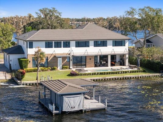 Exterior, Lake