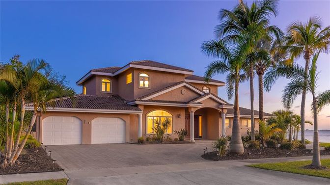 Attached, Exterior, Facade, Mediterranean