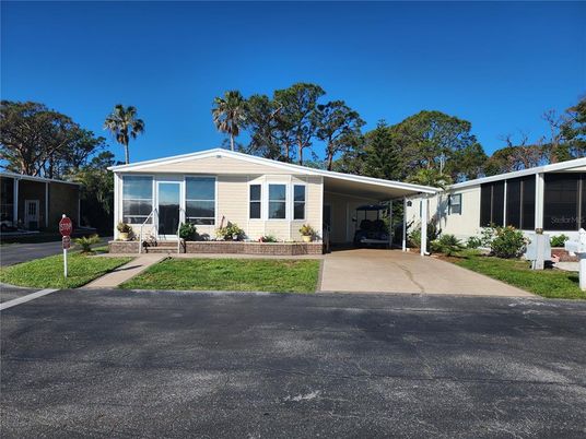 Exterior, Facade, Ranch