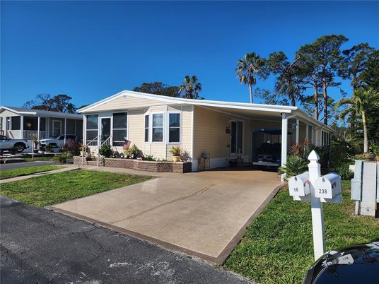 Exterior, Facade, Ranch