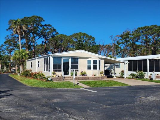 Exterior, Facade, Ranch