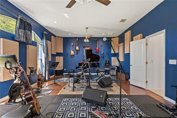 Fitness Equipment, Interior, Recessed Lighting, Wood Texture Flooring