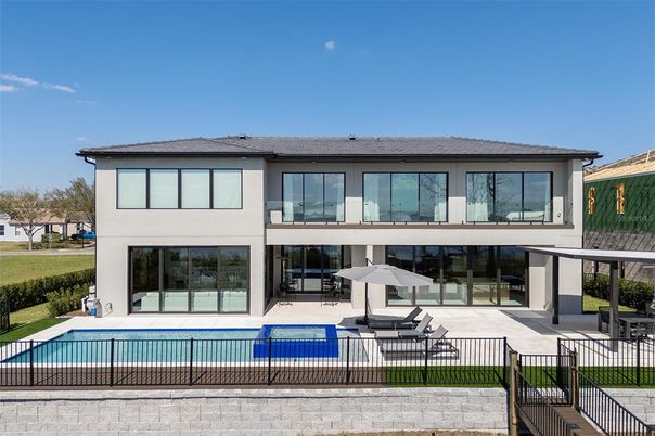 Exterior, Facade, Pool, Modern