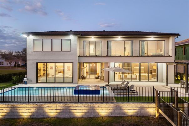 Exterior, Facade, Pool, Modern