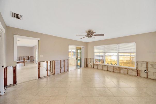 Empty room, Interior