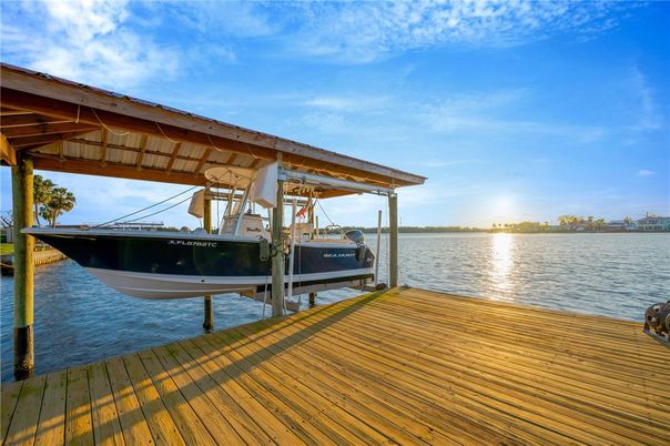 Exterior, Lake